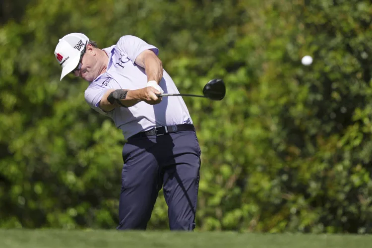 Johnson continues banner year on Champions Tour